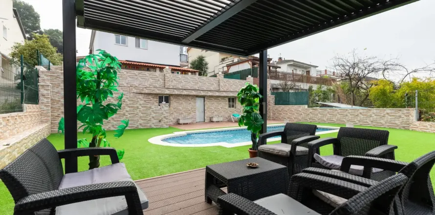 Сasa de 4 dormitorios en venta en Llica D'amunt, Barcelona, Cataluña, Spain № 6935