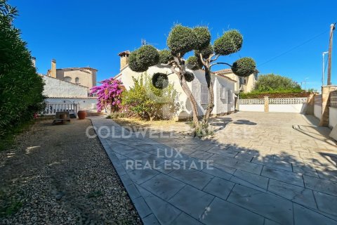 Сasa de 4 dormitorios en venta en Empuriabrava, Gerona, Cataluña, Spain № 5540 - foto 2