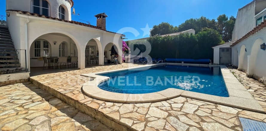 Сasa de 4 dormitorios en venta en Empuriabrava, Gerona, Cataluña, Spain № 5540