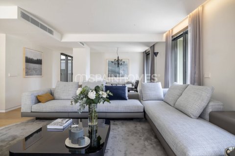 Купить квартиру в Барселона, Испания с 5 комнат, 268м², № 1775 - фото 7