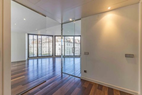 Apartamento de 3 dormitorios en venta en Barcelona, Cataluña, Spain № 1778 - foto 2