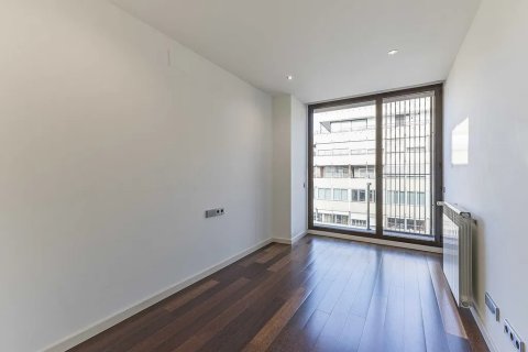 Apartamento de 3 dormitorios en venta en Barcelona, Cataluña, Spain № 1778 - foto 14