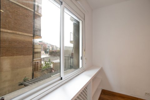 Купить квартиру в Барселона, Испания с 4 комнаты, 79м², № 6245 - фото 4