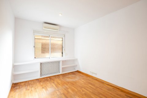 Купить квартиру в Барселона, Испания с 4 комнаты, 79м², № 6245 - фото 3