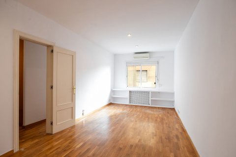 Купить квартиру в Барселона, Испания с 4 комнаты, 79м², № 6245 - фото 2