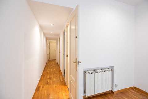 Купить квартиру в Барселона, Испания с 4 комнаты, 79м², № 6245 - фото 24