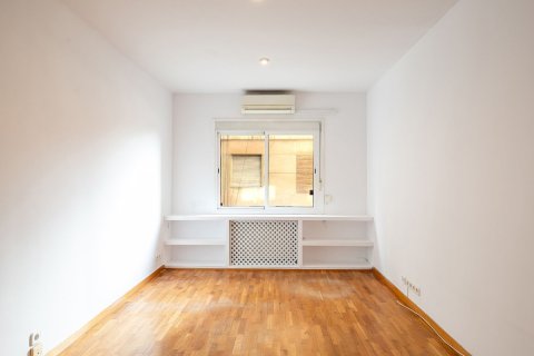 Купить квартиру в Барселона, Испания с 4 комнаты, 79м², № 6245 - фото 5