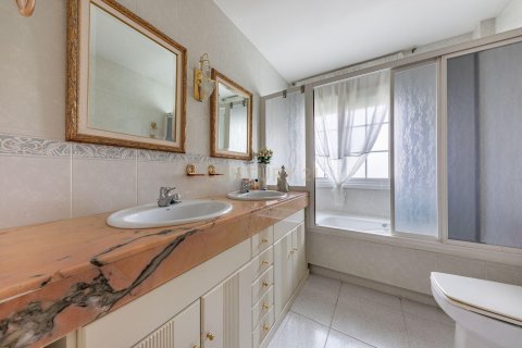 Сasa de 5 dormitorios en venta en Molins de Rei, Barcelona, Cataluña, Spain № 6900 - foto 27