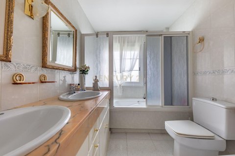 Сasa de 5 dormitorios en venta en Molins de Rei, Barcelona, Cataluña, Spain № 6900 - foto 28