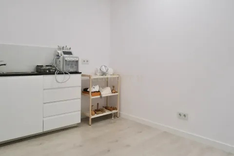 Tienda al por menor de 4 dormitorios en venta en Barcelona, Cataluña, Spain № 6899 - foto 9
