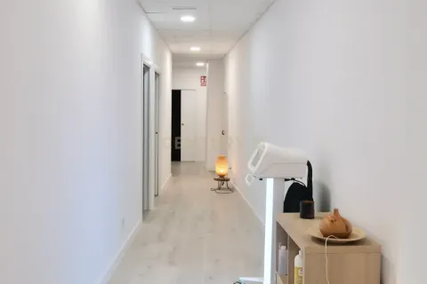 Tienda al por menor de 4 dormitorios en venta en Barcelona, Cataluña, Spain № 6899 - foto 5