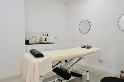 Tienda al por menor de 4 dormitorios en venta en Barcelona, Cataluña, Spain № 6899 - foto 2