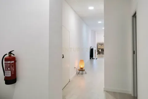 Tienda al por menor de 4 dormitorios en venta en Barcelona, Cataluña, Spain № 6899 - foto 6