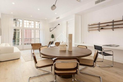 Купить квартиру в Старый город, Барселона, Испания с 3 спальни, 156м², № 2738 - фото 2