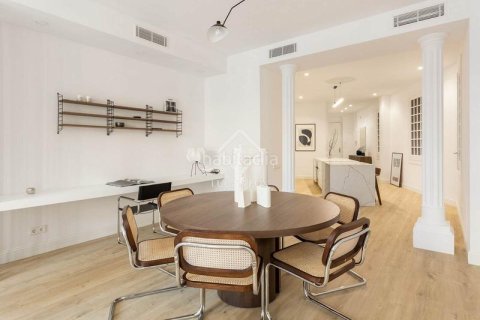 Купить квартиру в Старый город, Барселона, Испания с 3 спальни, 156м², № 2738 - фото 3