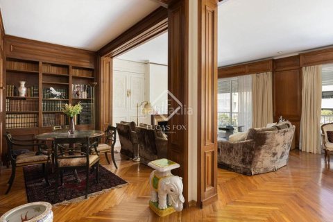 Купить квартиру в Барселона, Испания с 5 спален, 300м², № 2740 - фото 2