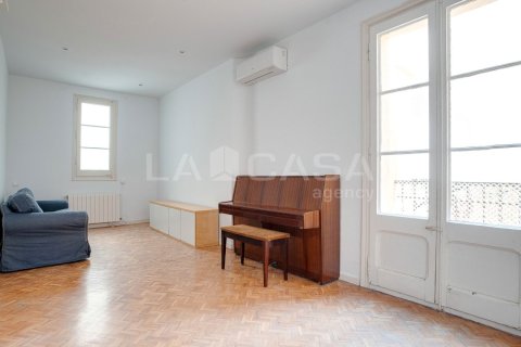 Квартира с 3 спальнями в Эшампле, Барселона, Каталония, Испания № 2164