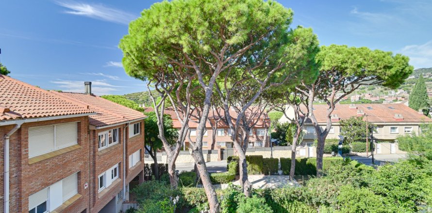 Дуплекс с 4 спальнями в Тиане, Барселона, Каталония, Испания № 1284