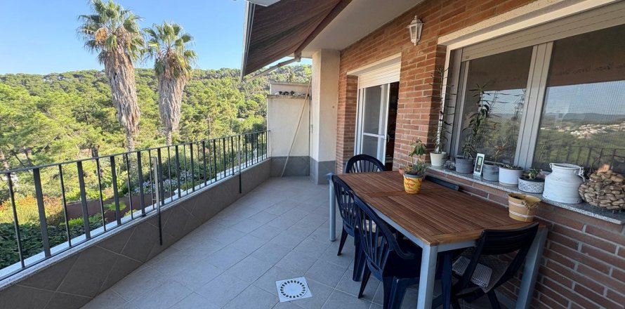 Villa de 3 dormitorios en venta en Barcelona, Cataluña, Spain № 1288