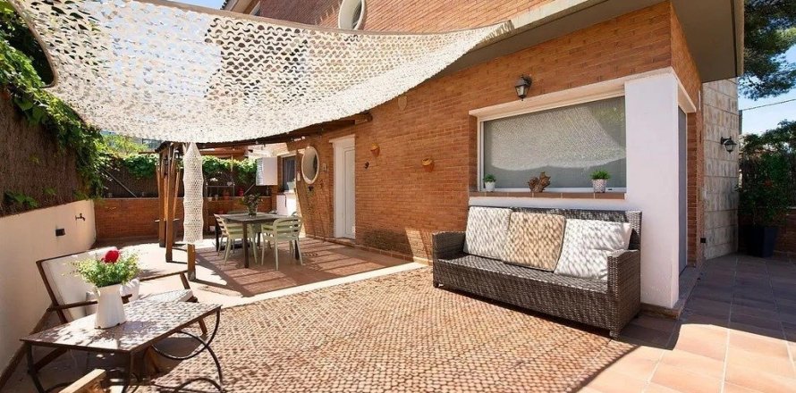 Таунхаус с 4 спальнями в Кастельдефельсе, Барселона, Каталония, Испания № 1402