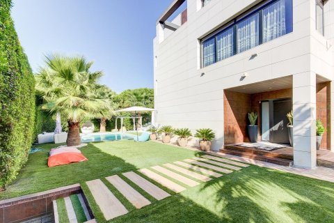 Купить дом в Гава, Испания с 9 комнат, 945м², № 1397 - фото 3