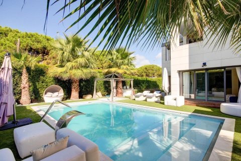 Купить дом в Гава, Испания с 9 комнат, 945м², № 1397 - фото 2