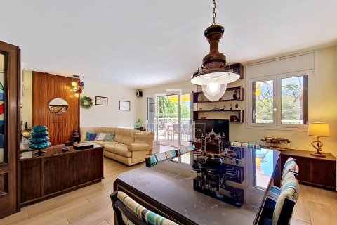 Apartamento de 3 dormitorios en venta en Vilanova i la Geltrú, Barcelona, Cataluña, Spain № 7053