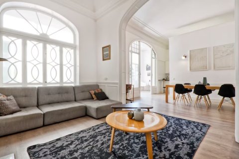 Купить квартиру в Барселона, Испания с 5 комнат, № 1628 - фото 2