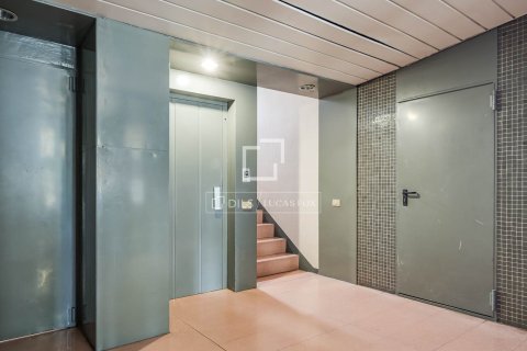 Apartamento de 4 dormitorios en venta en Barcelona, Cataluña, Spain № 6546 - foto 15