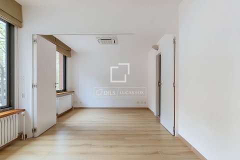 Apartamento de 4 dormitorios en venta en Barcelona, Cataluña, Spain № 6546 - foto 7