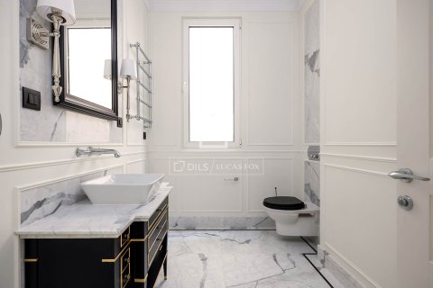 Apartamento de 4 dormitorios en venta en Barcelona, Cataluña, Spain № 6547 - foto 14