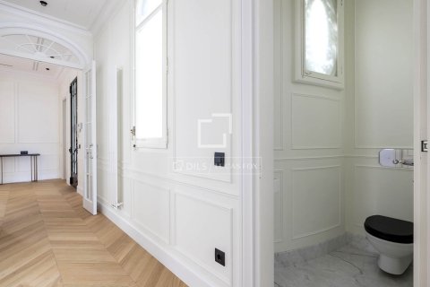 Apartamento de 4 dormitorios en venta en Barcelona, Cataluña, Spain № 6547 - foto 19