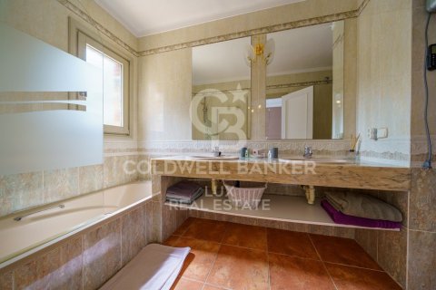 Villa de 5 dormitorios en venta en Peralada, Gerona, Cataluña, Spain № 6013 - foto 19