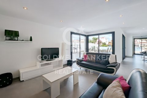 5 bedrooms villa for sale in Empuriabrava, Girona, Catalonia, Spain № 6014 - photo 5