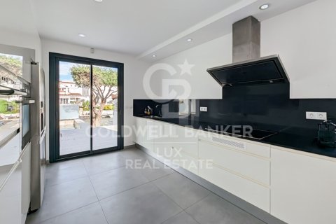 5 bedrooms villa for sale in Empuriabrava, Girona, Catalonia, Spain № 6014 - photo 8