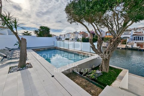 5 bedrooms villa for sale in Empuriabrava, Girona, Catalonia, Spain № 6014 - photo 3