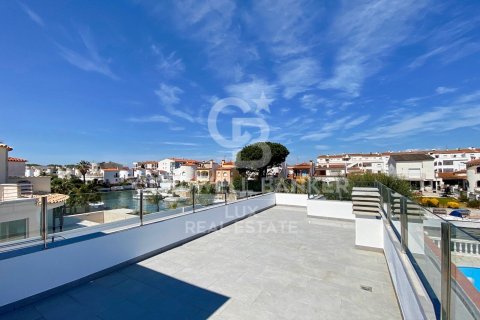 5 bedrooms villa for sale in Empuriabrava, Girona, Catalonia, Spain № 6014 - photo 10
