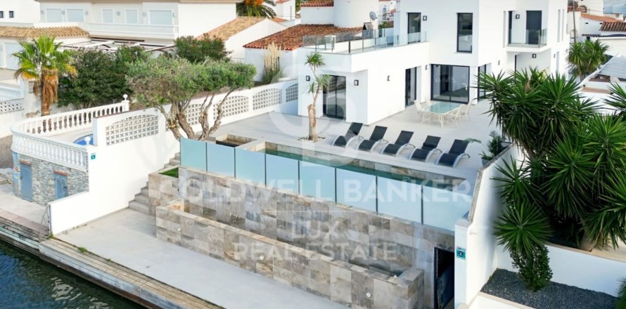 5 bedrooms villa for sale in Empuriabrava, Girona, Catalonia, Spain № 6014