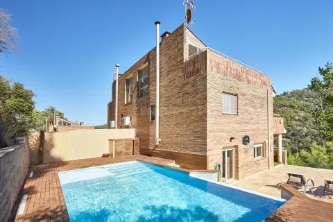 Сasa de 4 dormitorios en venta en Torrelles de Llobregat, Barcelona, Cataluña, Spain № 6954