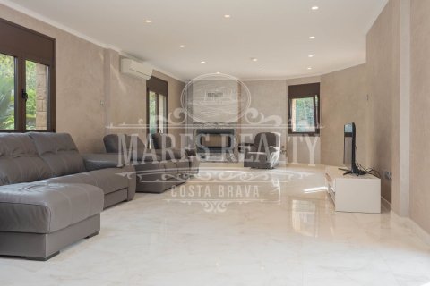 Купить виллу в Льорет-де-Мар, Испания с 6 спален, 500м², № 988 - фото 7