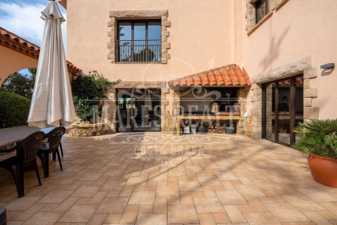 Купить виллу в Льорет-де-Мар, Испания с 6 спален, 500м², № 988 - фото 19