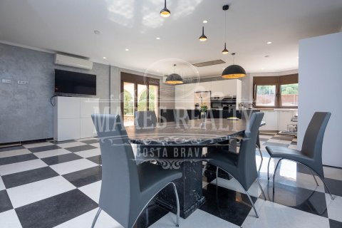 Купить виллу в Льорет-де-Мар, Испания с 6 спален, 500м², № 988 - фото 5