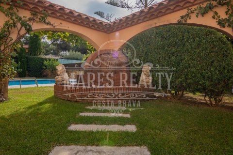 Купить виллу в Льорет-де-Мар, Испания с 6 спален, 500м², № 988 - фото 17