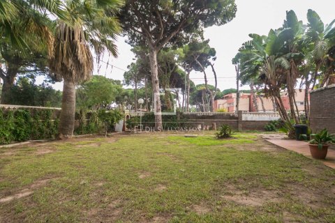 Villa de 4 dormitorios en venta en Castelldefels, Barcelona, Cataluña, Spain № 4034 - foto 16