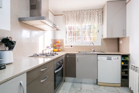 Villa de 4 dormitorios en venta en Castelldefels, Barcelona, Cataluña, Spain № 4034 - foto 4