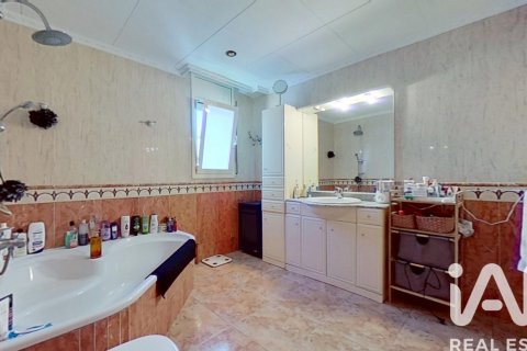 Сasa de 5 dormitorios en venta en El Vendrell, Tarragona, Cataluña, Spain № 7451 - foto 10