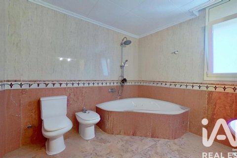 Сasa de 5 dormitorios en venta en El Vendrell, Tarragona, Cataluña, Spain № 7451 - foto 9