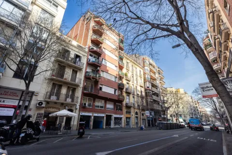Apartamento de 4 dormitorios en venta en Barcelona, Cataluña, Spain № 6867 - foto 26
