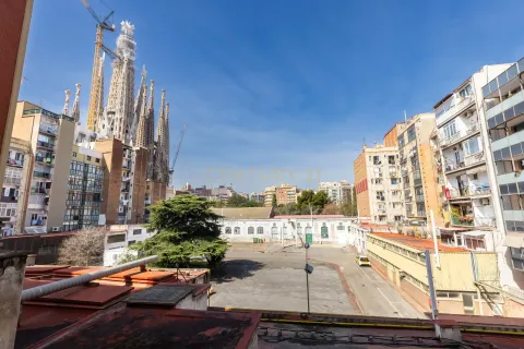 Apartamento de 4 dormitorios en venta en Barcelona, Cataluña, Spain № 6867 - foto 2