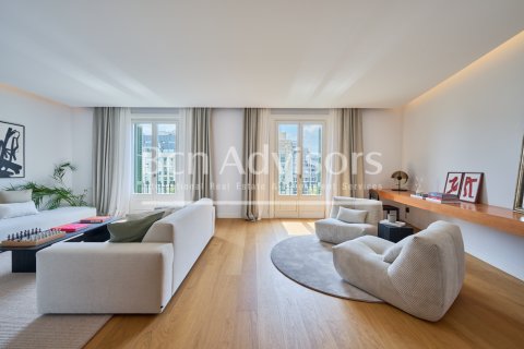 Apartamento de 3 dormitorios en venta en Barcelona, Cataluña, Spain № 2854 - foto 2